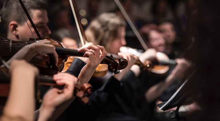 Memerhatikan Konduktor Orkestra