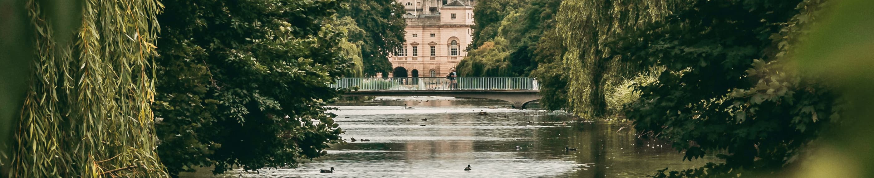 外国籍の人々を守る